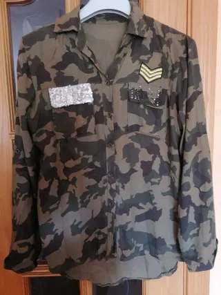 Camisa militar camuflaje con parches