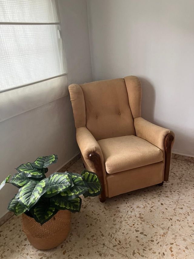 Sillón orejero beige y madera