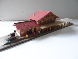 Estación N con luz y figuras