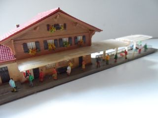 Estación N con luz y figuras