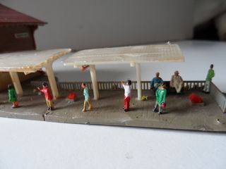 Estación N con luz y figuras