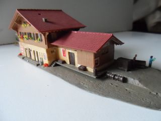 Estación N con luz y figuras