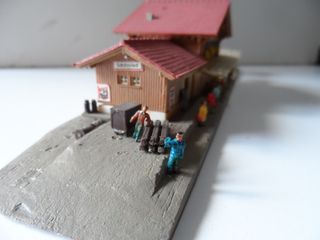 Estación N con luz y figuras