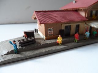 Estación N con luz y figuras