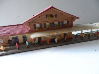 Estación N con luz y figuras