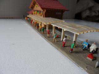Estación N con luz y figuras