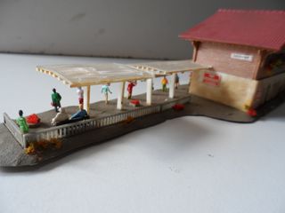 Estación N con luz y figuras