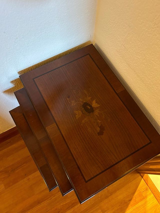 Mesitas de madera x3 con detalle floral