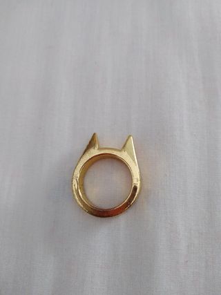 Anillo dorado con diseño de orejas