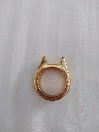Anillo dorado con diseño de orejas