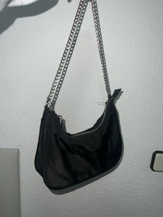Bolso negro con cadena plateada
