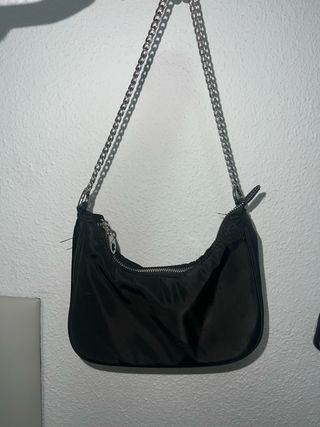 Bolso negro con cadena plateada