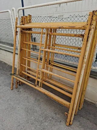 Andamios metálicos amarillos