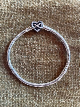 Pulsera Pandora color plata. 