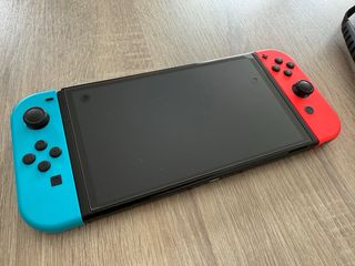 Nintendo Switch OLED blu/rosso