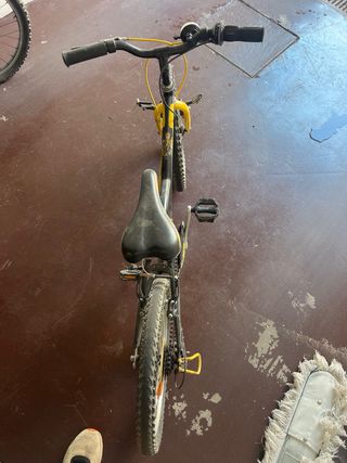 Bicicleta infantil negra y amarilla