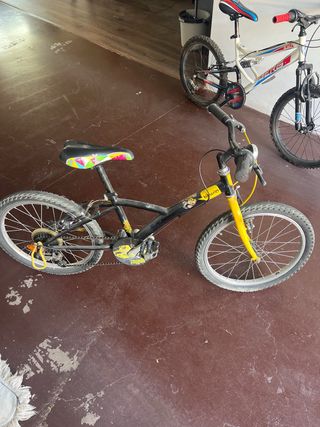 Bicicleta infantil negra y amarilla