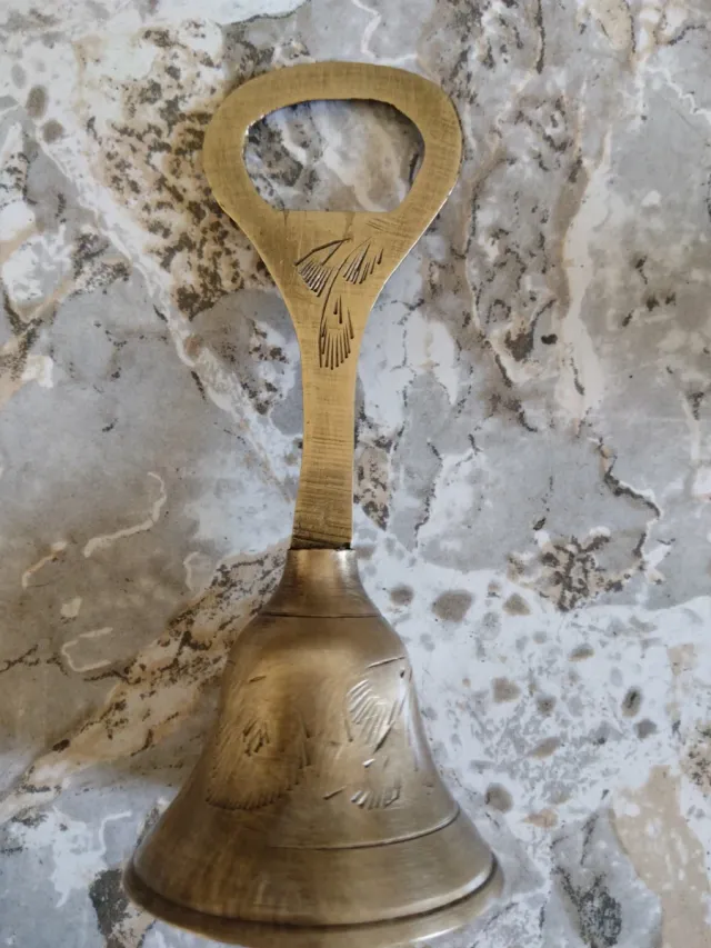 Campanello a mano con apribottiglie