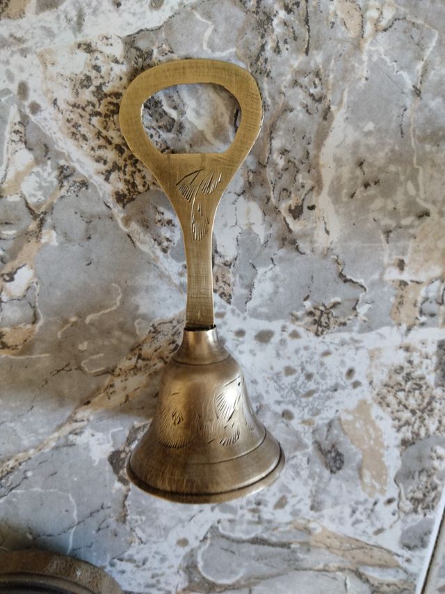 Campanello a mano con apribottiglie