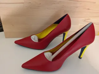 Zapatos sin estrenar de tacón rojos y amarillos.