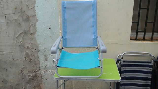 Silla de playa plegable azul y verde