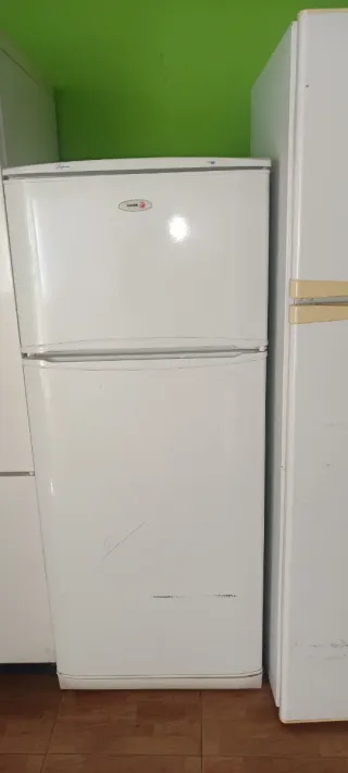 Frigorífico blanco con congelador