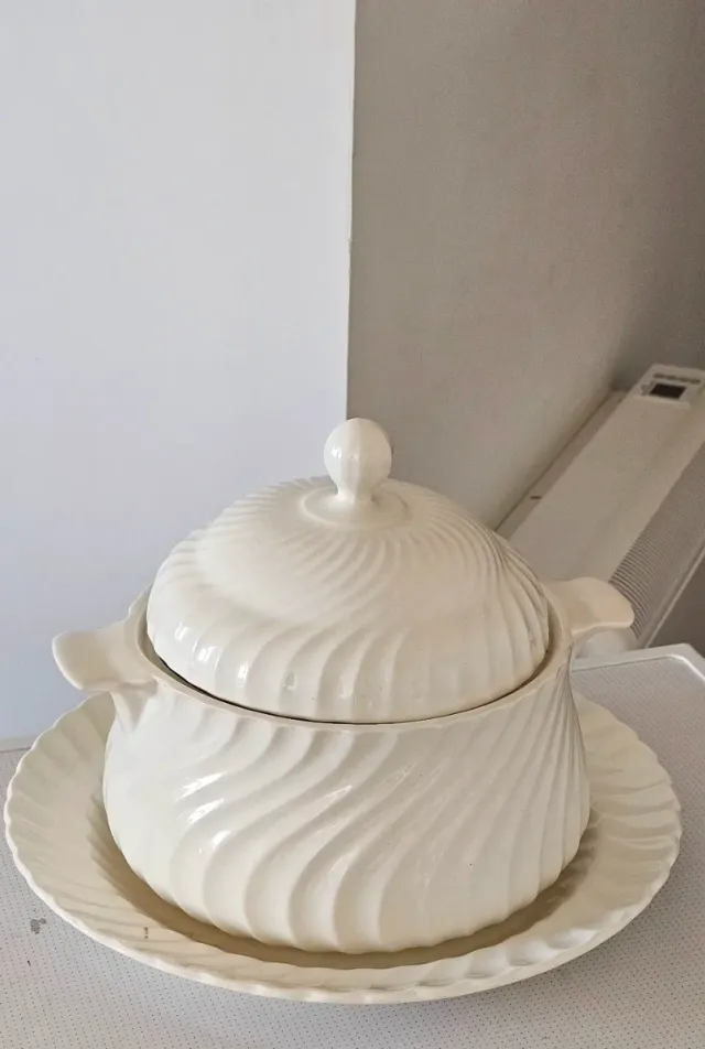 Sopera de porcelana con plato