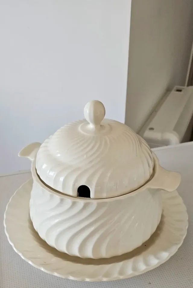 Sopera de porcelana con plato