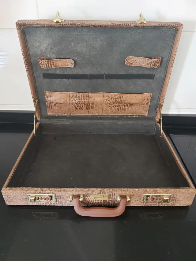 Maletín Marrón con Combinación