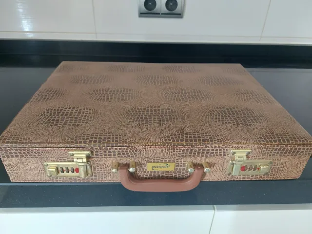 Maletín Marrón con Combinación