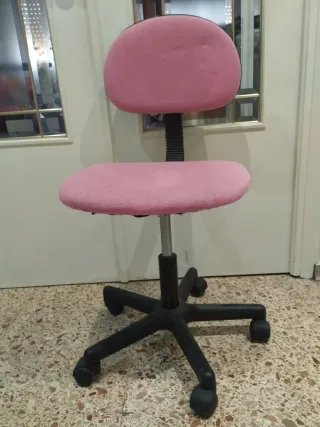 Silla de escritorio rosa con ruedas