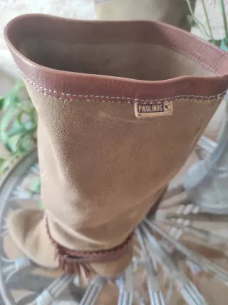 Botas altas Pikolinos ante marrón