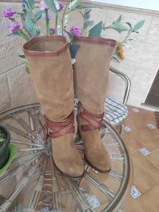 Botas altas Pikolinos ante marrón