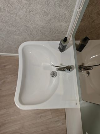 Lavabo adaptado y grifo gerontológico