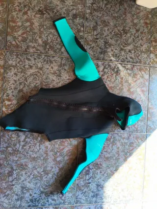 Traje de neopreno con capucha