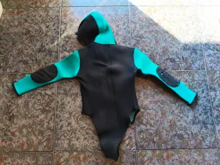 Traje de neopreno con capucha