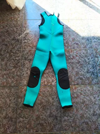 Traje de neopreno con capucha