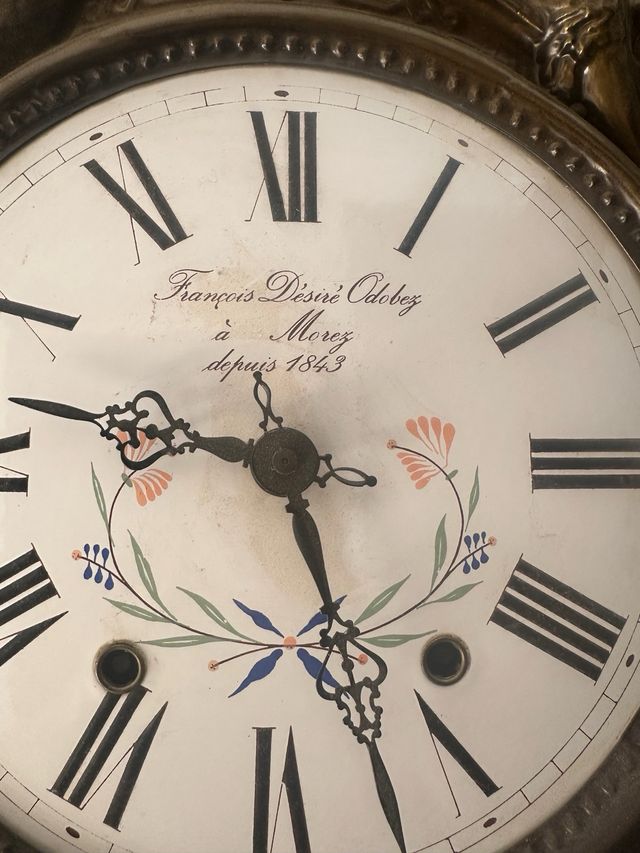 Reloj de pared antiguo decorado