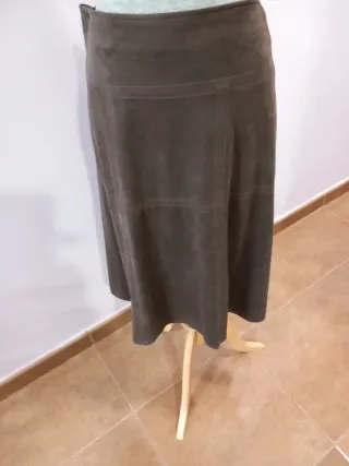 Falda midi marrón mujer