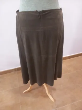 Falda midi marrón mujer