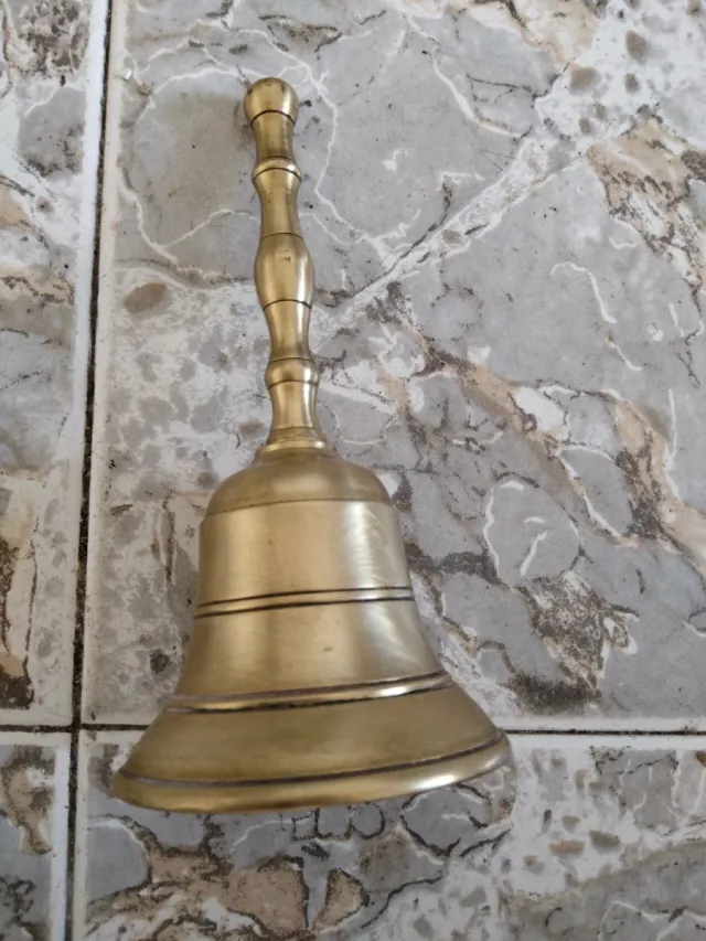 Campanello a mano dorato