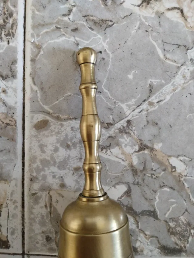 Campanello a mano dorato