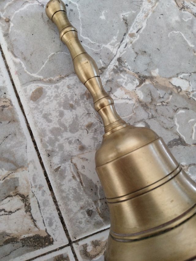 Campanello a mano dorato
