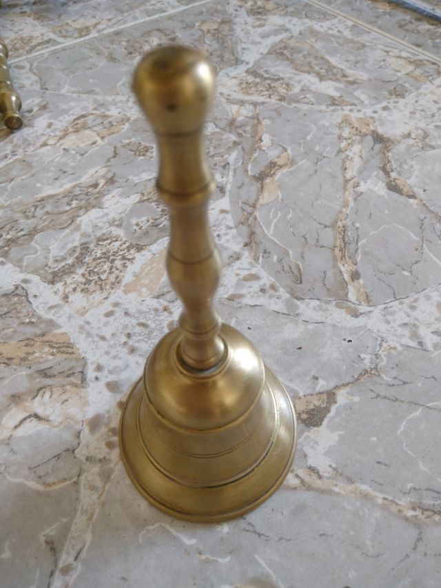 Campanello a mano dorato