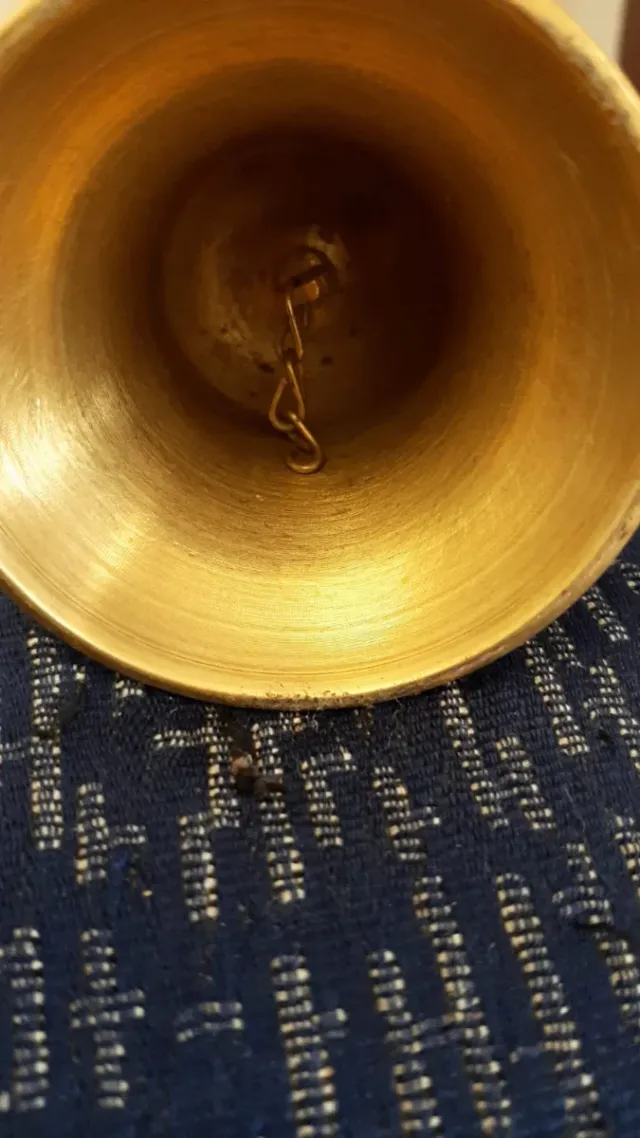 Campanello a mano dorato