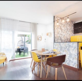 Tavolo ovale, legno di pino, design minimalista 