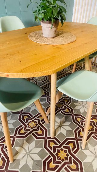 Tavolo ovale, legno di pino, design minimalista 