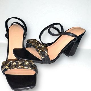 Sandalias tacón negras con cadena dorada T39