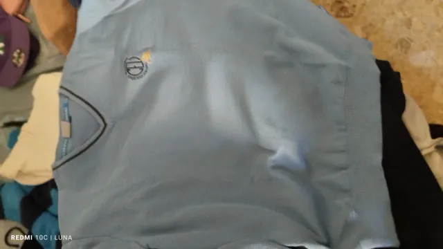 Polo blanco con detalles azules