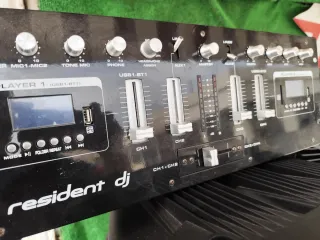 Tavolo mixer per DJ di fascia alta 